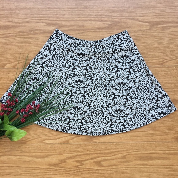 Charlotte Russe Black/White Skater Style Skirt - Picture 1 of 3
